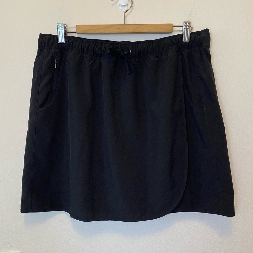PATAGONIA Fleetwith Faux-Wrap Active Skort #58635 in Black Sz XL - Picture 2 of 13